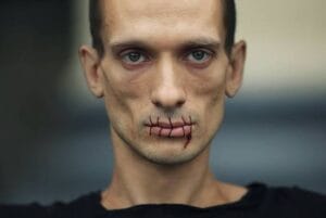 Лишение статуса беженца Павленскому во Франции - последствия для общественного порядка и миграционной политики